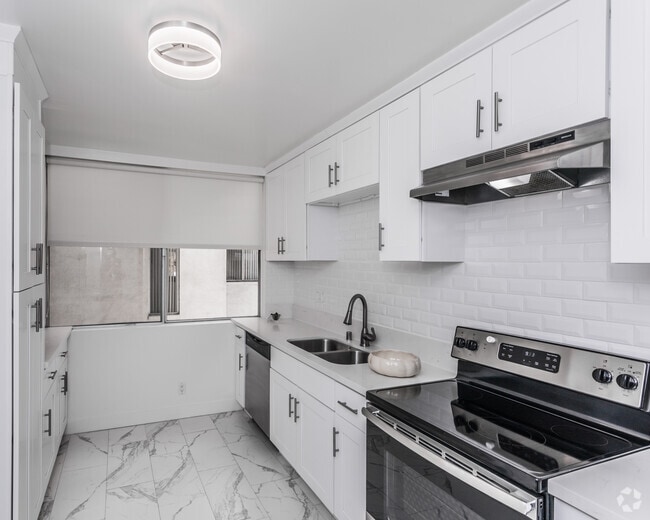 2BR, 2BA - 1800 SF - 333 N Palm Dr