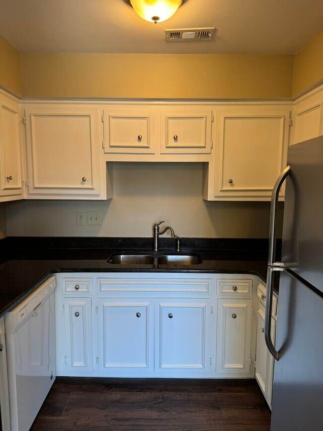 Building Photo - 5807 Brentwood Trace