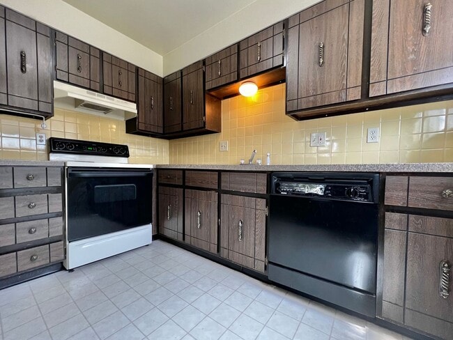 Building Photo - **Charming 2-Bedroom Downstairs Unit in Pr...