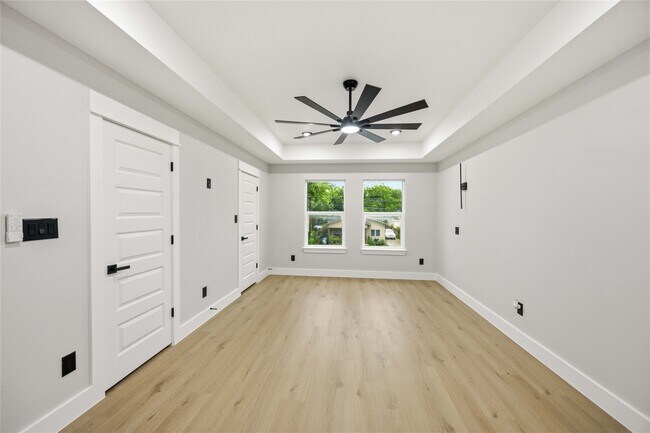 Building Photo - 8013 Moon Beam St