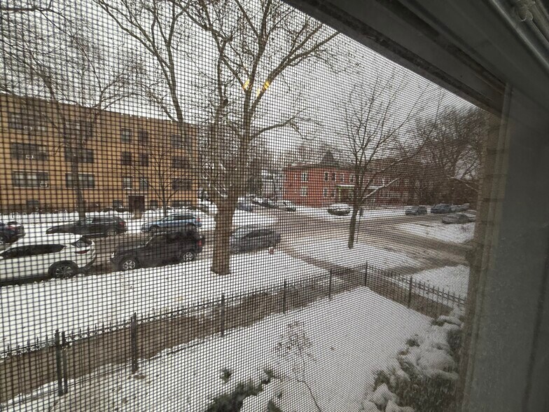 Building Photo - 5069 N Wolcott Ave