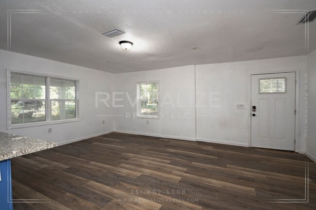 Building Photo - Fully Renovated 3/2 in West Mobile!