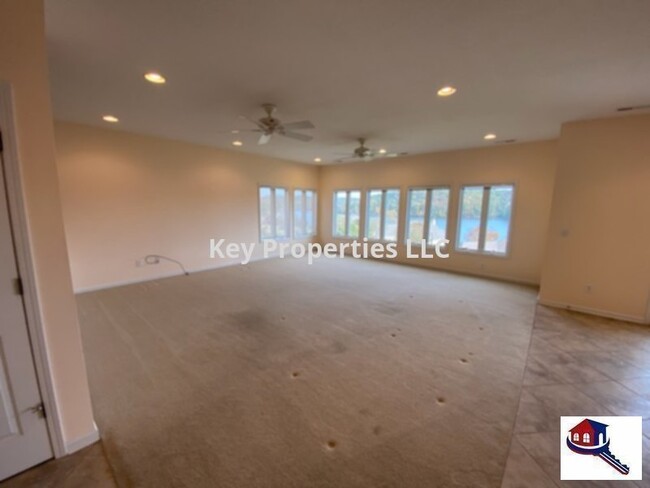 Building Photo - Very Spacious Home - Beautiful water views...