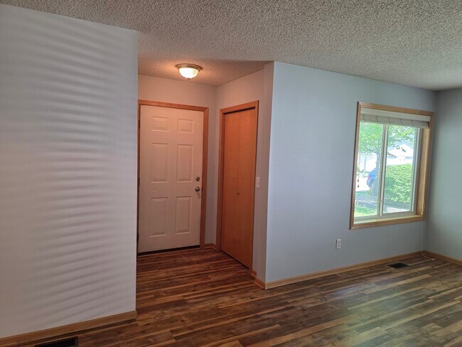 Front entry - 804 Ivy Ridge Ln