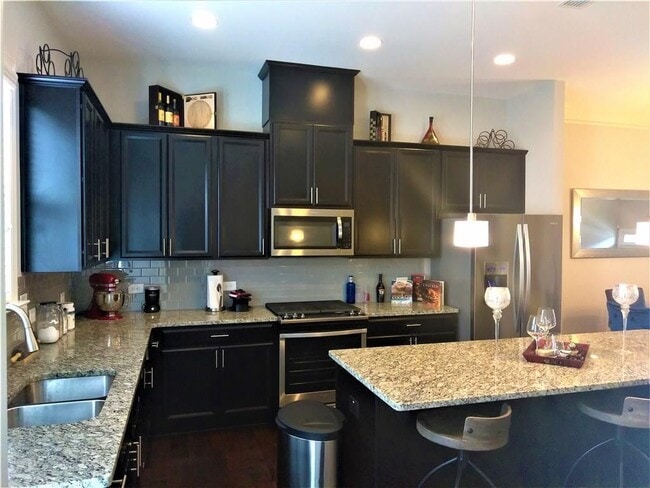 Building Photo - 4475 Donahue Ave