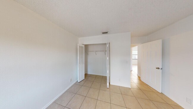 Building Photo - 1580 Montauk Dr