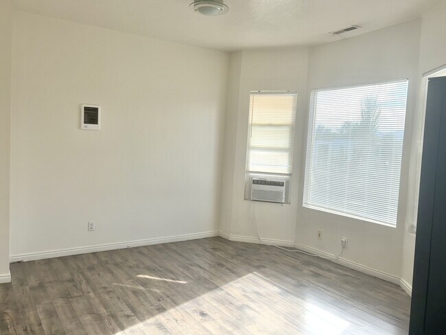Building Photo - 517 E 500 S