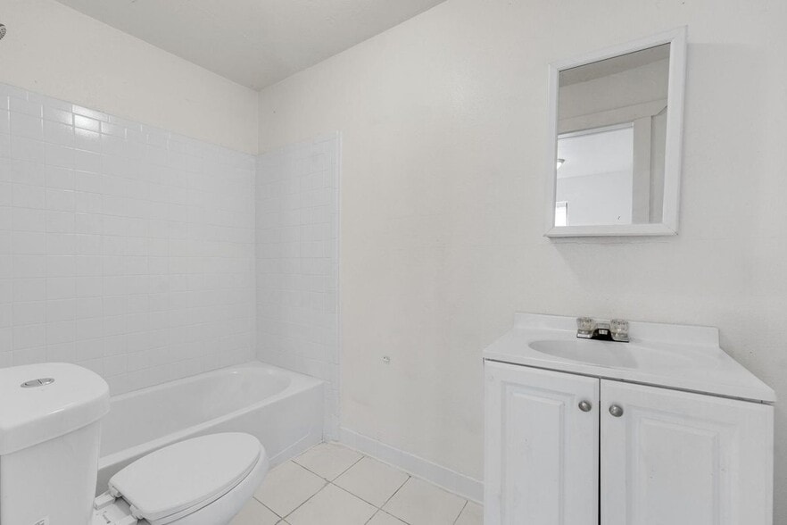 Building Photo - 1830 W 27th St