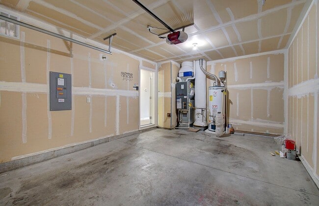 Building Photo - Charming 3 bd 2.5 ba Townhouse - Available Now!