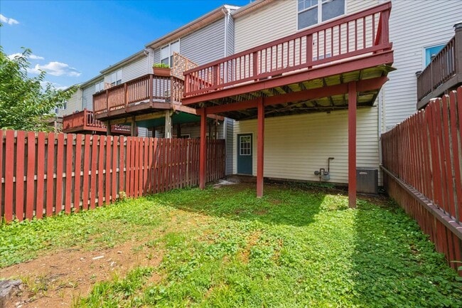 Building Photo - Garage Townhouse For Lease
