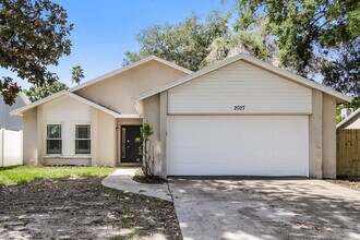 Building Photo - 2027 Helm Ln