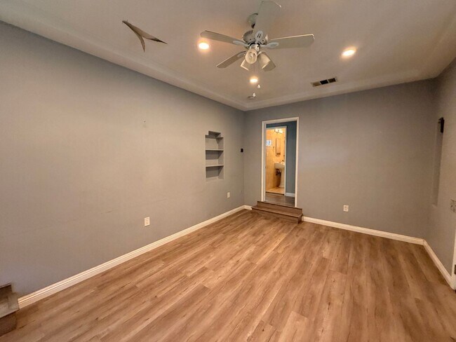 Building Photo - Charming 2 Bed Home with A/C, 2 Car Garage, Huge Yard & In-Unit Laundry