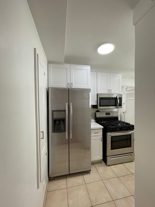 Building Photo - 1059-1059 S Genesee Ave