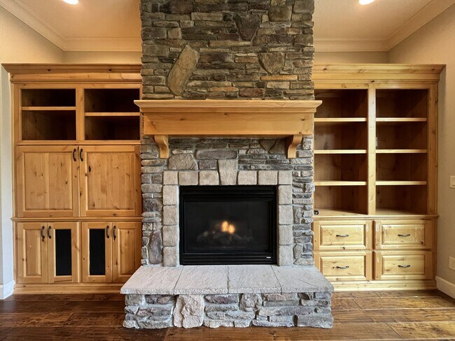 Building Photo - Luxury 5 Bedroom Home with Soaking Tub, Chef’s Kitchen & Expansive Primary Suite