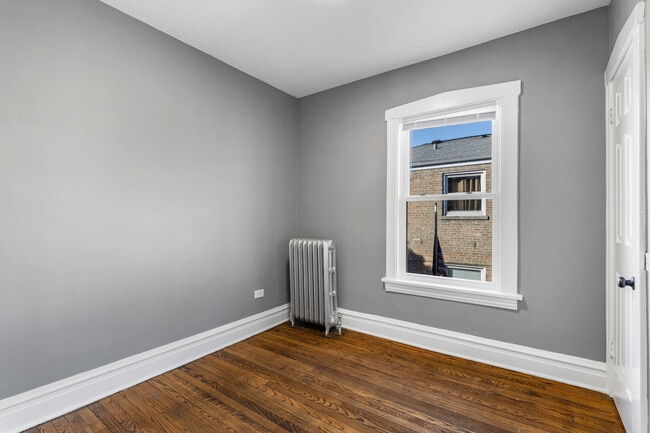 Building Photo - 5761 N Elston Ave