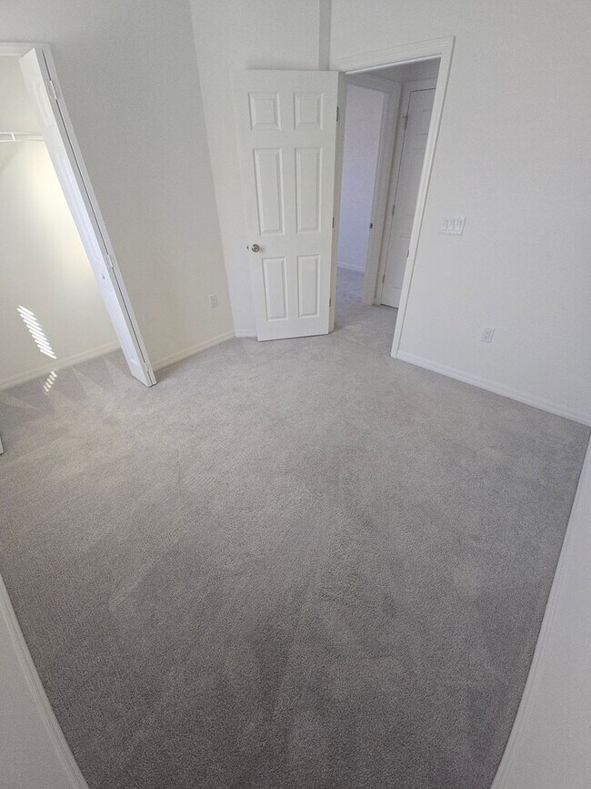 Building Photo - Beautiful 3-Bedroom, 2.5-Bathroom Townhome in Wesley Chapel