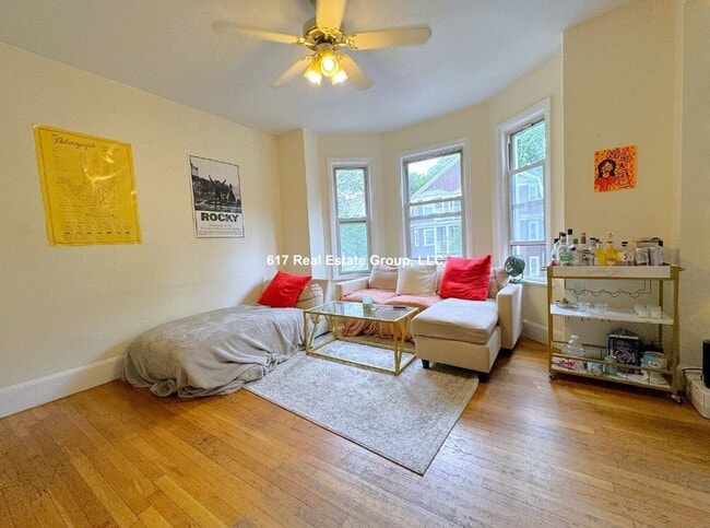 Building Photo - Large 4 bed 2 bath in a prime location in Coolidge Corner.
