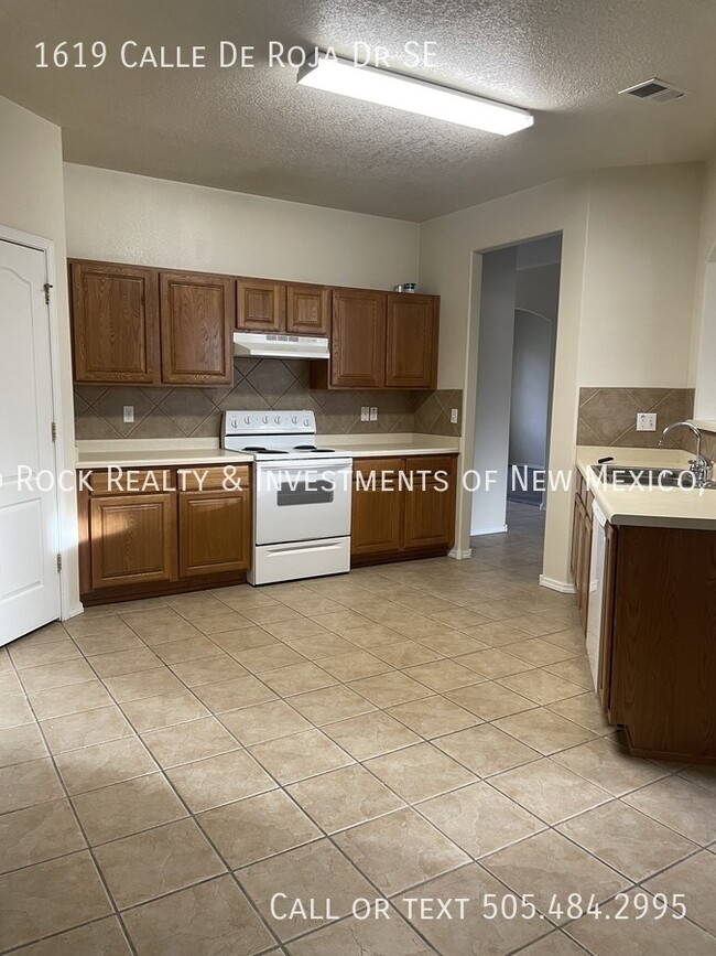 Building Photo - Spacious 4 BR plus loft in Cabezon!