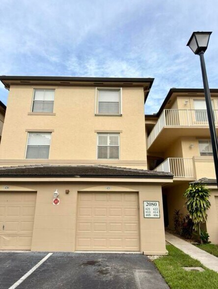 Building Photo - 2080 Greenview Shores Blvd