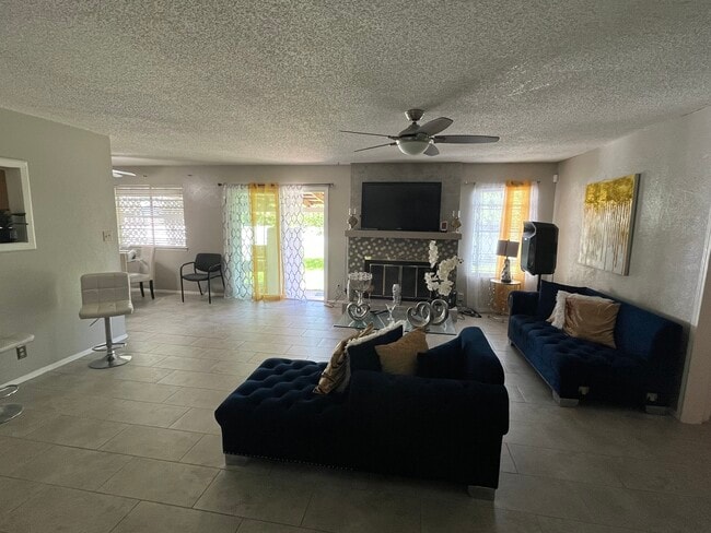 Building Photo - 801 Cactus Dr