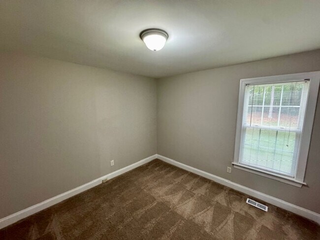 Building Photo - 5 minutes to White Oak!