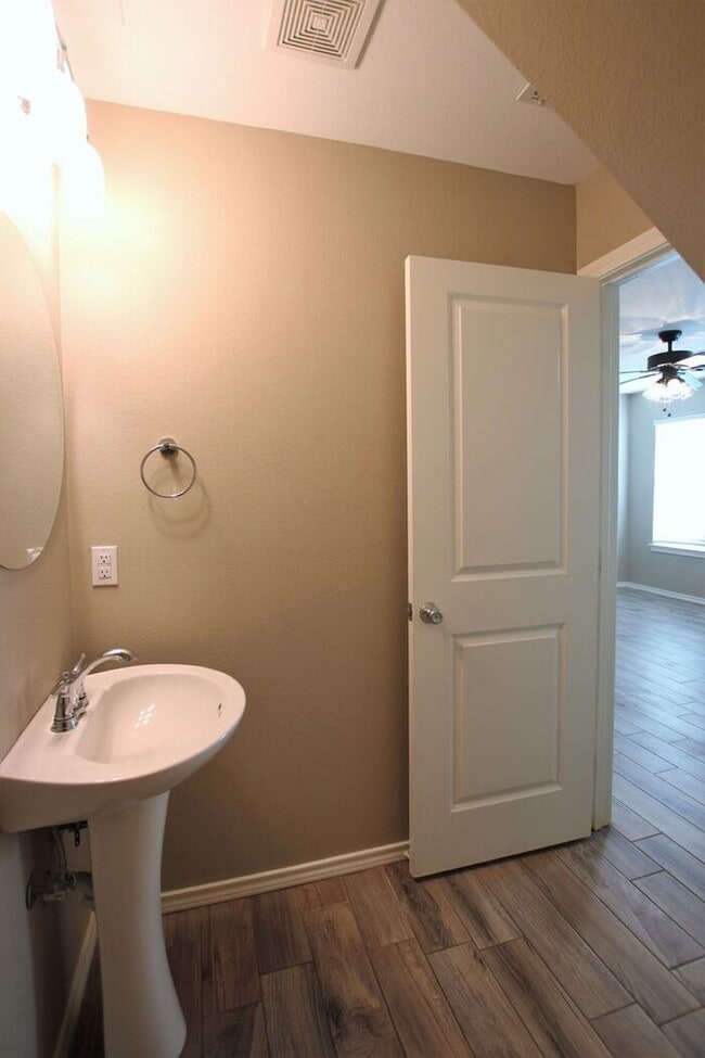 Building Photo - 2-Bedroom Townhouse for Rent in the Heart ...