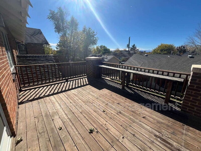 Building Photo - 343 S Clarkson St