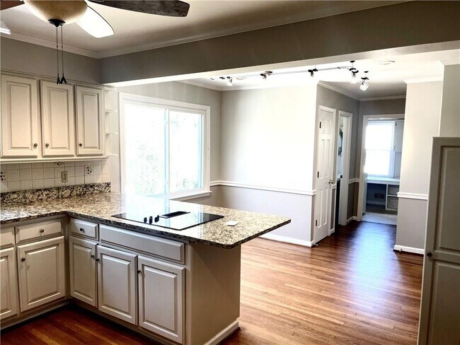 Building Photo - 119 Woodlawn Dr NE