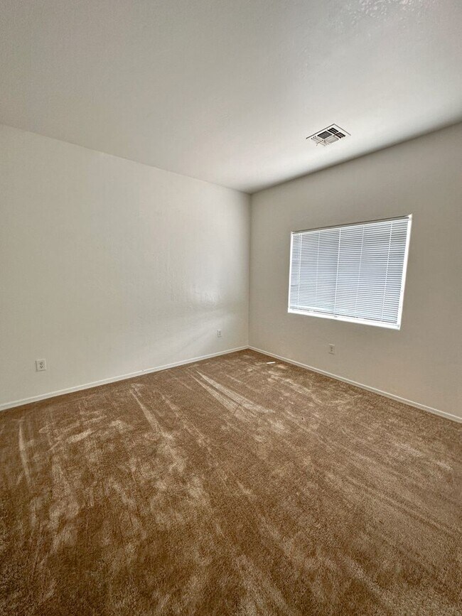 Building Photo - Large 4 bedroom home with Den - Corner lot...