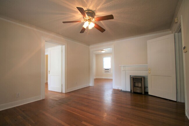 Building Photo - Charming 2/1 Downstairs Apartment Unit w/ ...