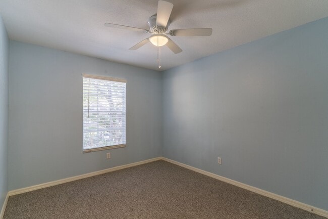 Building Photo - Beautiful 4/2 home Located on a tree lined street in the gate of country club community of the Hu...