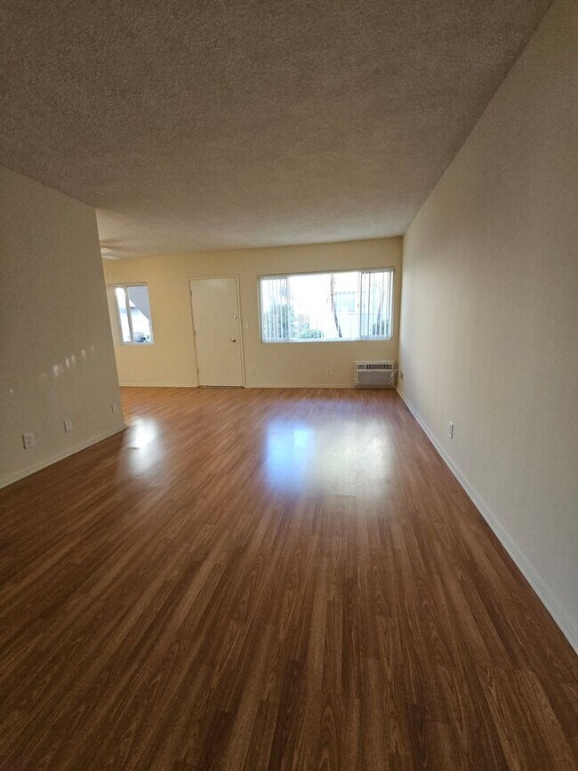 Building Photo - Newly Renovated Unit