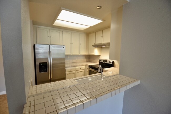 Building Photo - Spacious Bankers Hill 2/2 Condo! Walk to Balboa/Little Italy! 2 Parking Spots!
