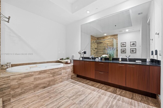 Building Photo - 15811 Collins Ave