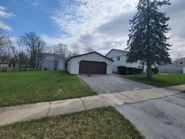 Building Photo - 22005 Balmoral Dr