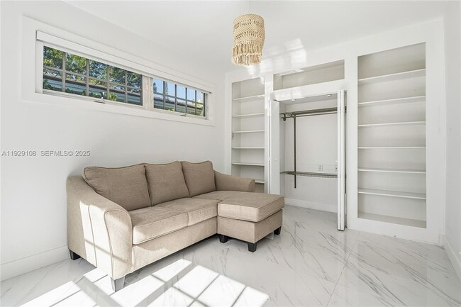 Building Photo - 345 Fairway Dr