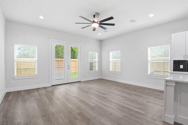 Building Photo - 727 S Victory Dr