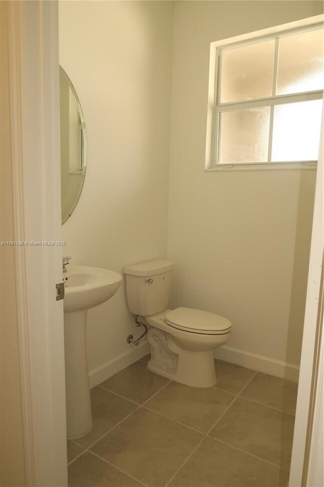 Building Photo - 1509 SE 27th Rd