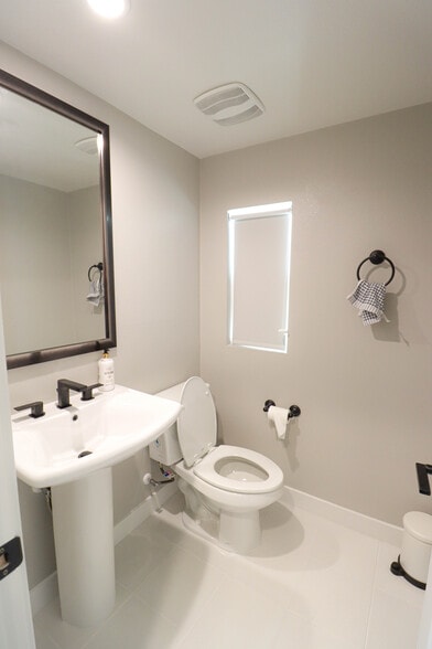 Building Photo - 2049 W Rosecrans Ave