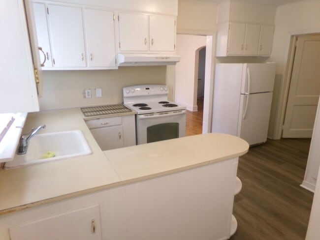 Building Photo - Spacious 3-Bedroom 2-Bathroom Home