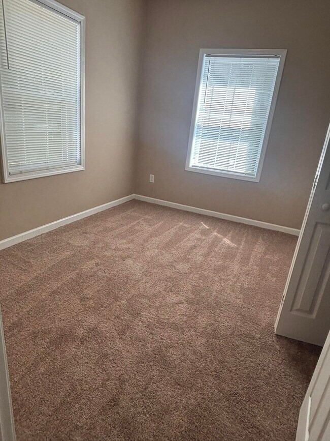 Building Photo - 2757 Kennedy Dr