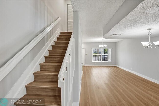 Building Photo - 4903 SW 31st Terrace