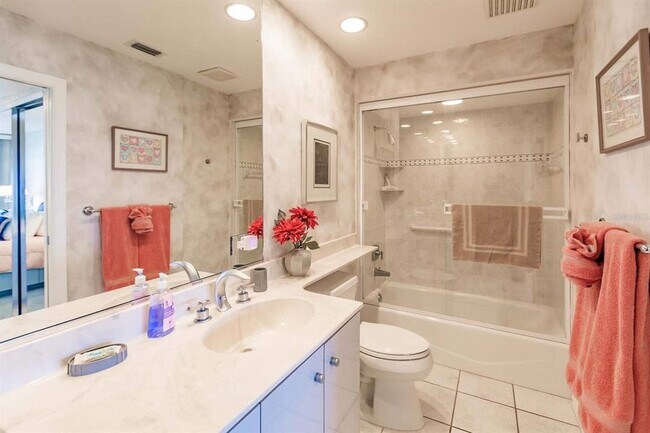 Building Photo - 1055 W Peppertree Dr