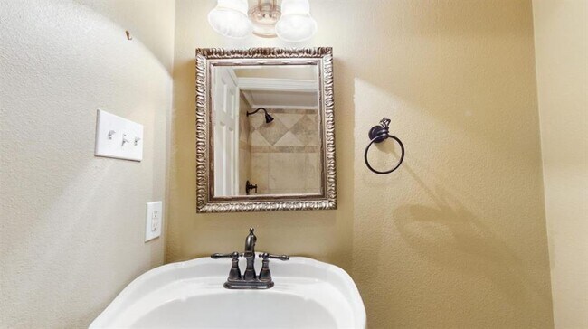 Building Photo - 2824 Briarhurst Dr