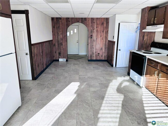 Building Photo - 3450 W Columbia St