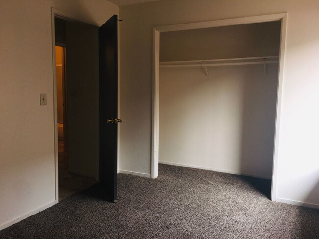 Building Photo - Nice condo located in the Sierra North Vil...