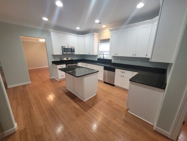Building Photo - Stunning 4 Bedroom, 2.5 Bath Home Just 3 Blocks to Chesapeake Bay