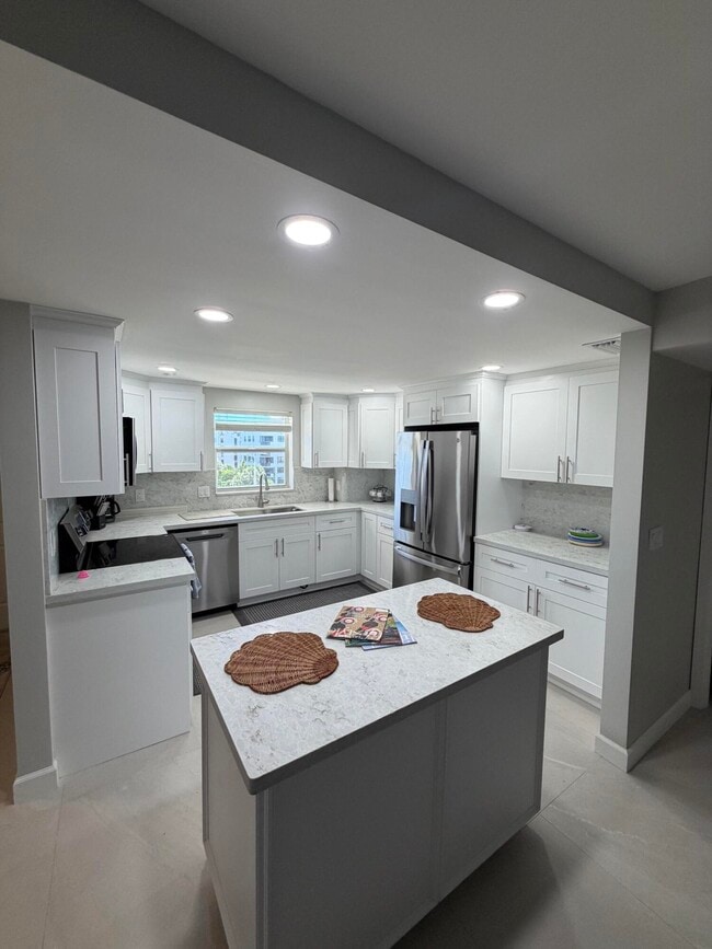 Building Photo - 1160 Hillsboro Mile
