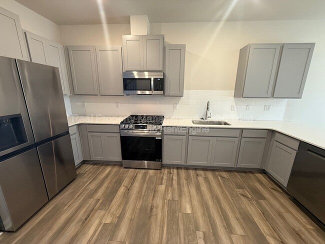 Building Photo - 3155 Fall Hls Dr