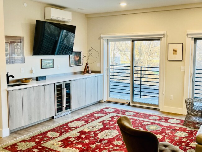 Building Photo - 1001 River Dr